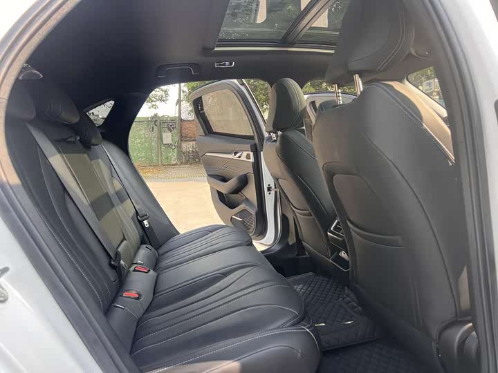 Photo 8 - Geely Preface