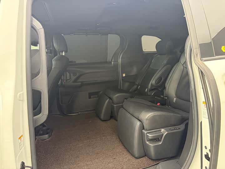 Фото 7 - Toyota Sienna