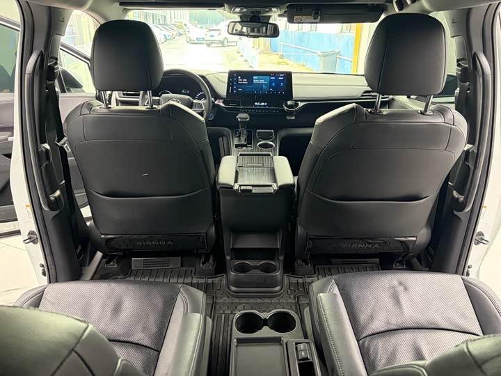 Фото 9 - Toyota Sienna