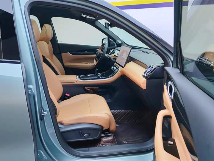 Фото 8 - Geely Atlas L