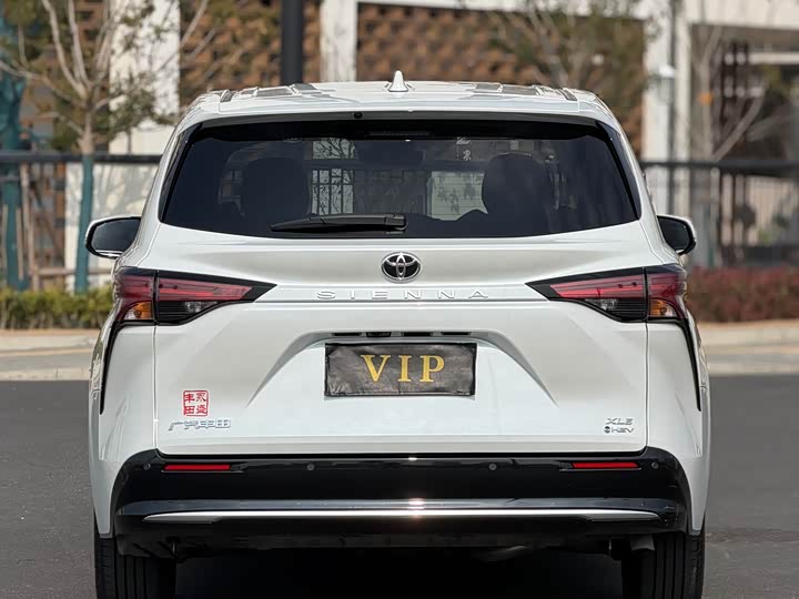 Фото 9 - Toyota Sienna