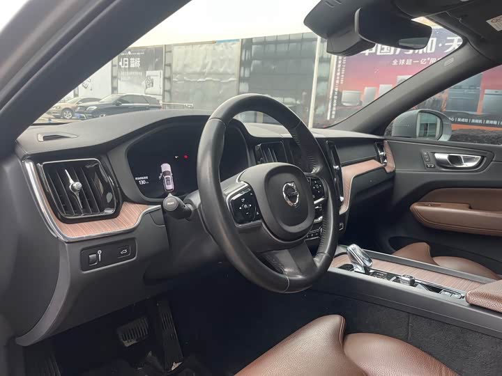 Фото 8 - Volvo XC60