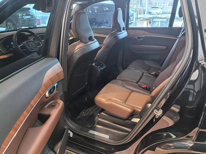 Фото 8 - Volvo XC90