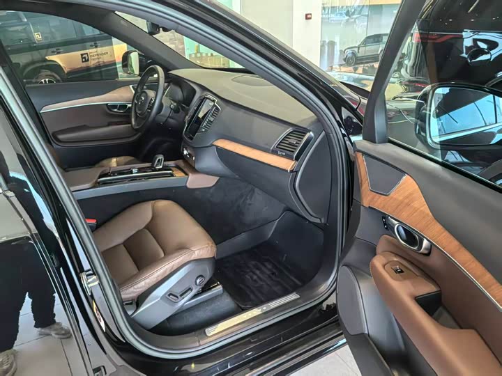 Фото 9 - Volvo XC90