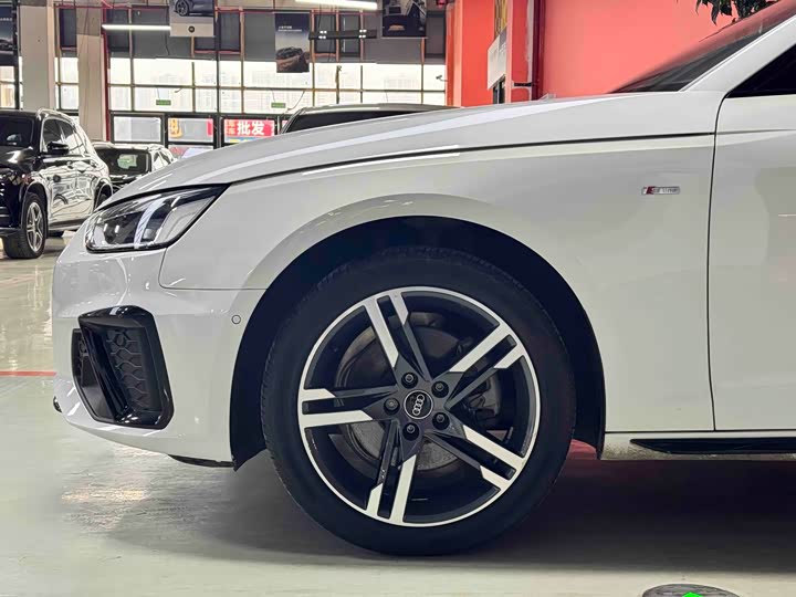 Фото 6 - Audi A4L