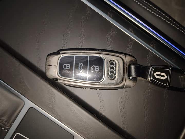 Фото 9 - Audi A6L