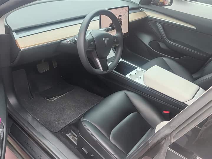 Фото 9 - Tesla Model 3