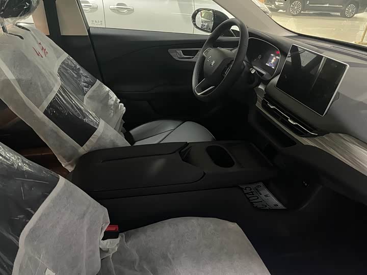 Фото 8 - Hongqi E-QM5