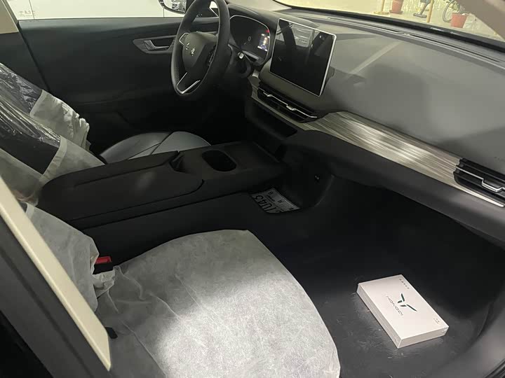 Фото 9 - Hongqi E-QM5