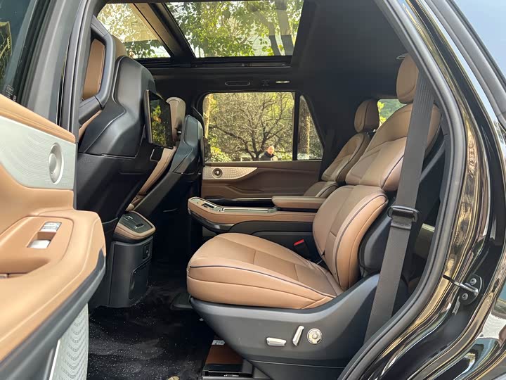 Фото 9 - Lincoln Navigator