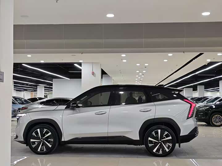 Фото 2 - Geely Atlas L