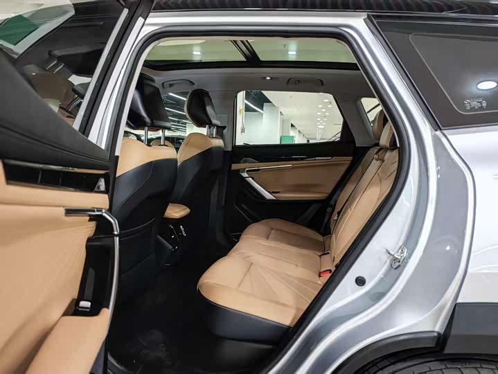 Фото 9 - Geely Atlas L