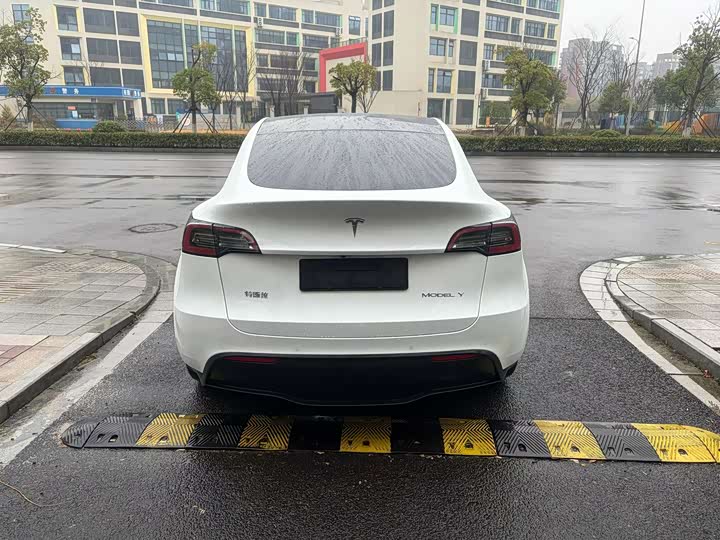 Фото 8 - Tesla Model Y