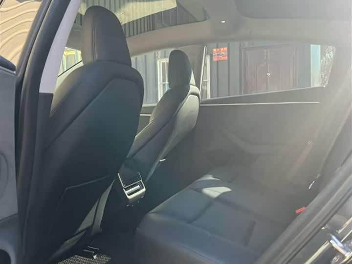 Фото 6 - Tesla Model 3