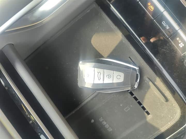 Фото 9 - Geely Atlas