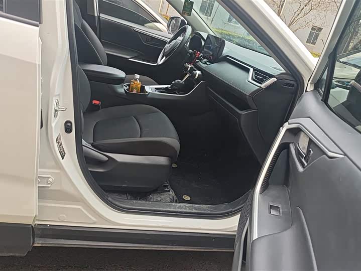 Фото 8 - Toyota RAV4