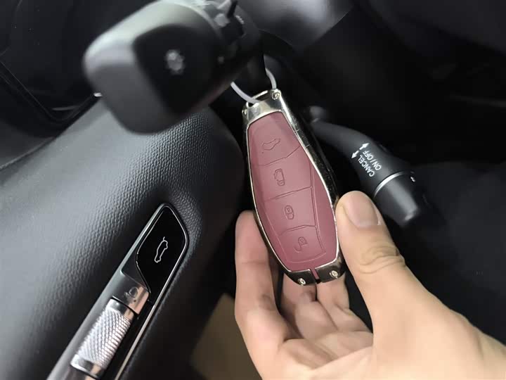 Фото 9 - Hongqi HS3 Hybrid