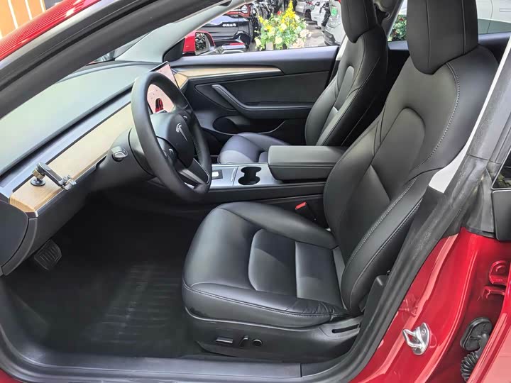 Фото 4 - Tesla Model 3