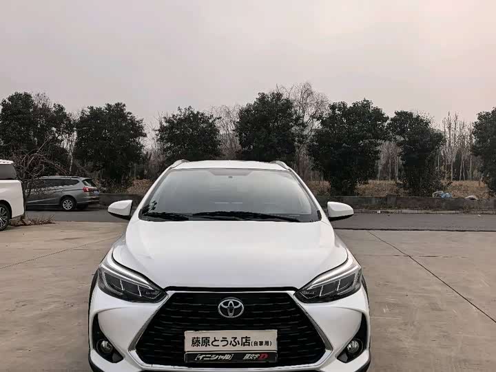 Фото 2 - Toyota Yaris L Hatchback