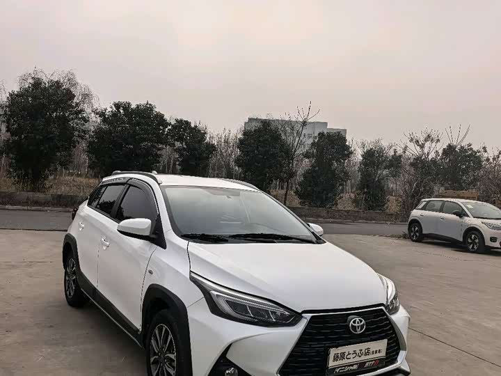 Фото 3 - Toyota Yaris L Hatchback