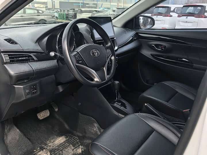 Фото 4 - Toyota Yaris L Hatchback