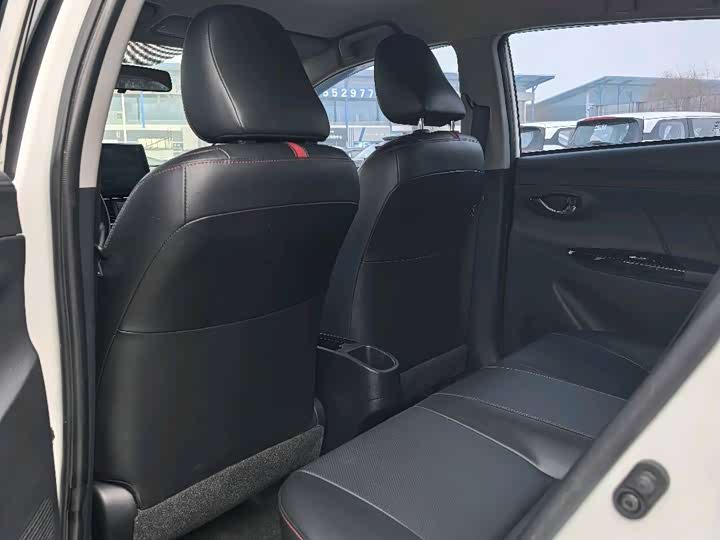 Фото 6 - Toyota Yaris L Hatchback