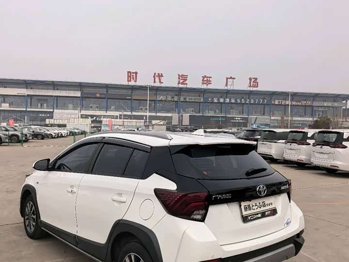 Фото 7 - Toyota Yaris L Hatchback