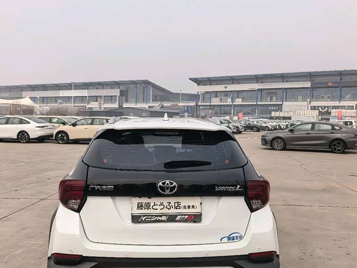 Фото 8 - Toyota Yaris L Hatchback