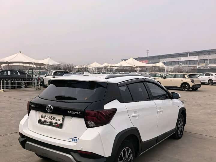 Фото 9 - Toyota Yaris L Hatchback