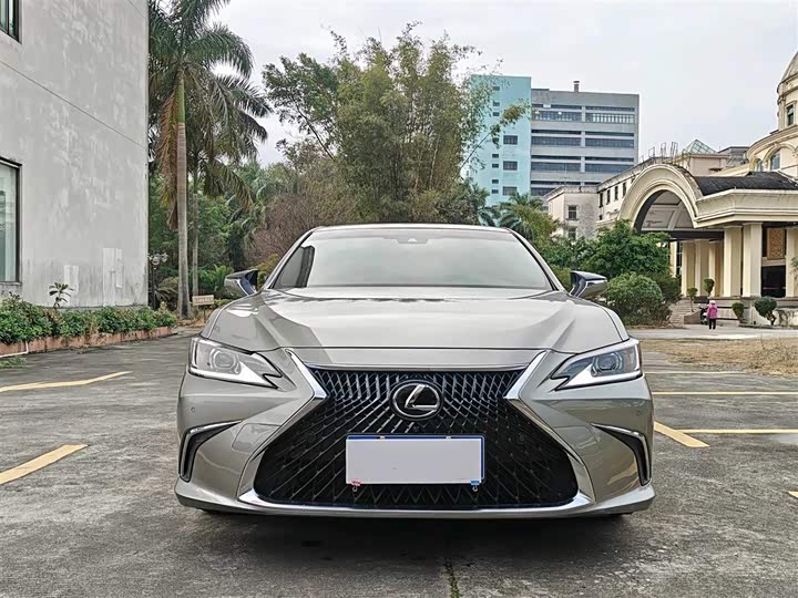 Фото 1 - Lexus ES