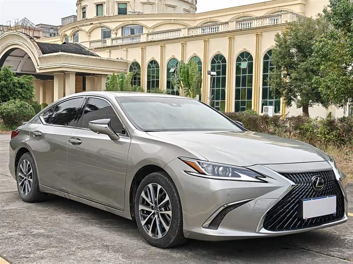 Фото 2 - Lexus ES