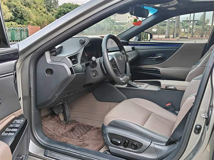 Фото 3 - Lexus ES