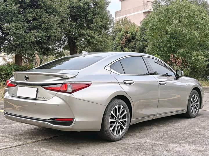 Фото 6 - Lexus ES