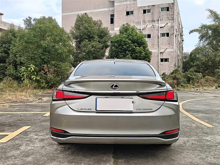 Фото 7 - Lexus ES