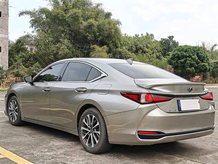 Фото 8 - Lexus ES