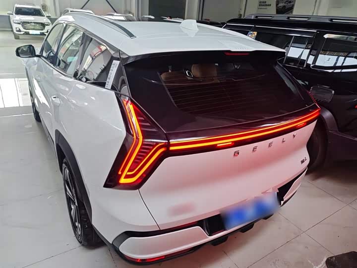 Фото 6 - Geely Atlas L