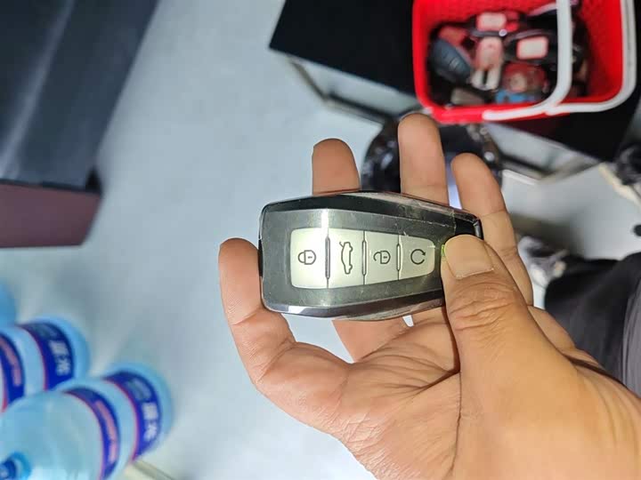 Фото 9 - Geely Atlas L