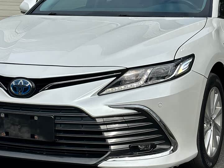 Фото 2 - Toyota Camry