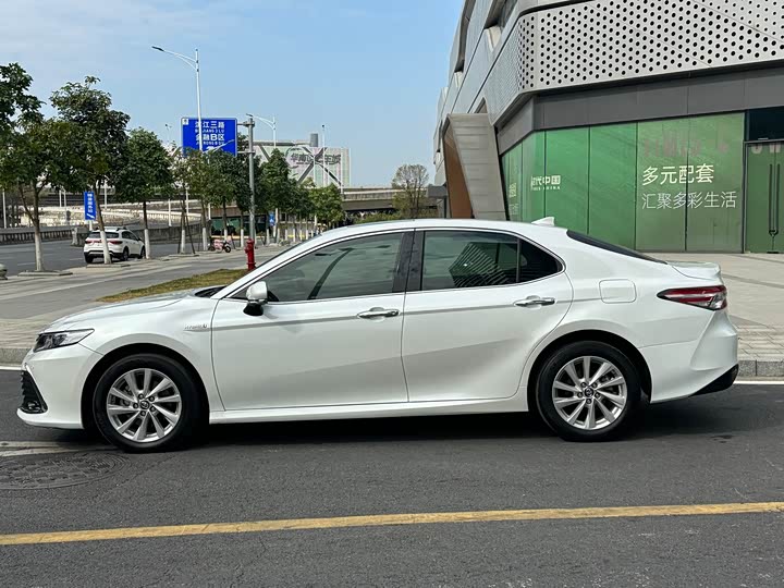 Фото 6 - Toyota Camry