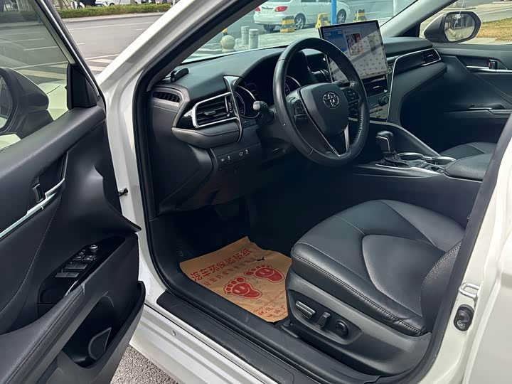 Фото 8 - Toyota Camry