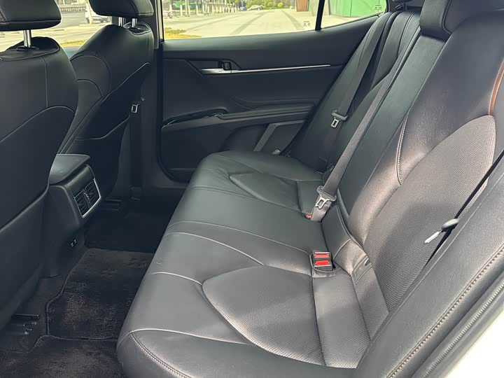 Фото 9 - Toyota Camry