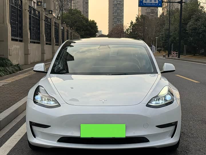 Фото 2 - Tesla Model 3
