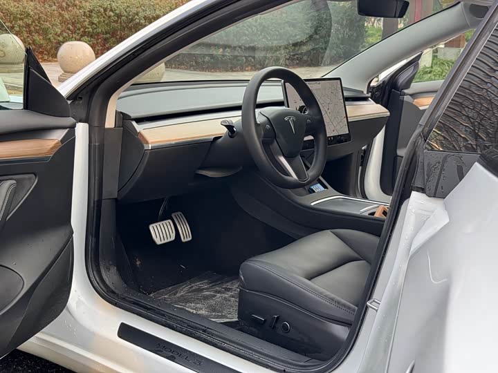 Фото 4 - Tesla Model 3