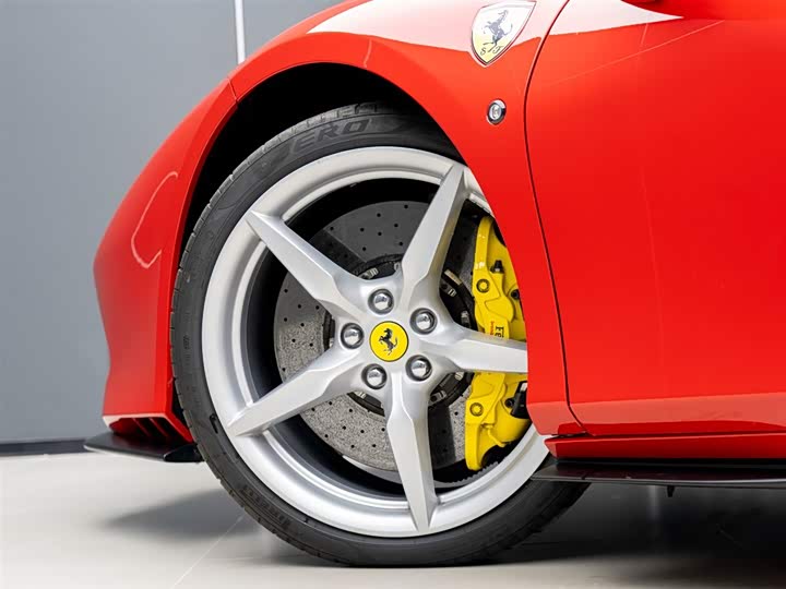 Фото 5 - Ferrari F8