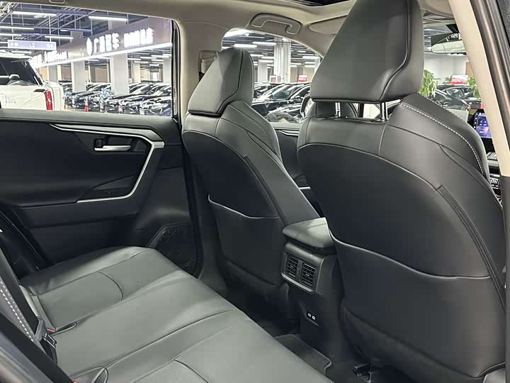 Фото 9 - Toyota Wildlander