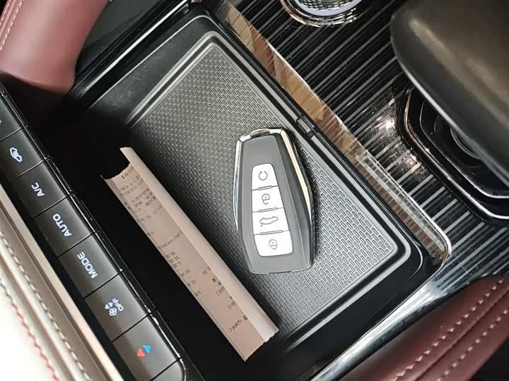 Фото 9 - Geely Monjaro