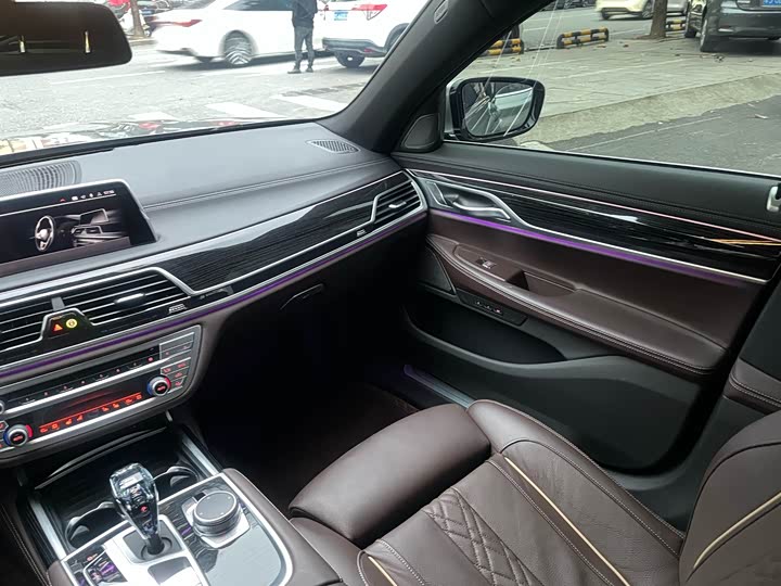 Фото 9 - BMW 7 Series