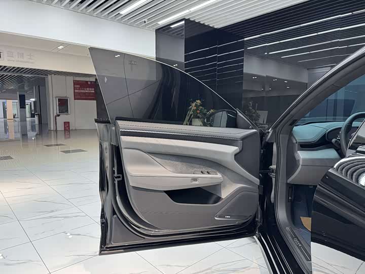 Фото 9 - Zeekr 001