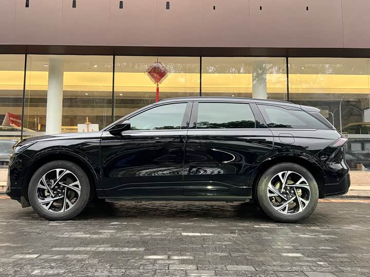 Фото 2 - Lincoln Nautilus