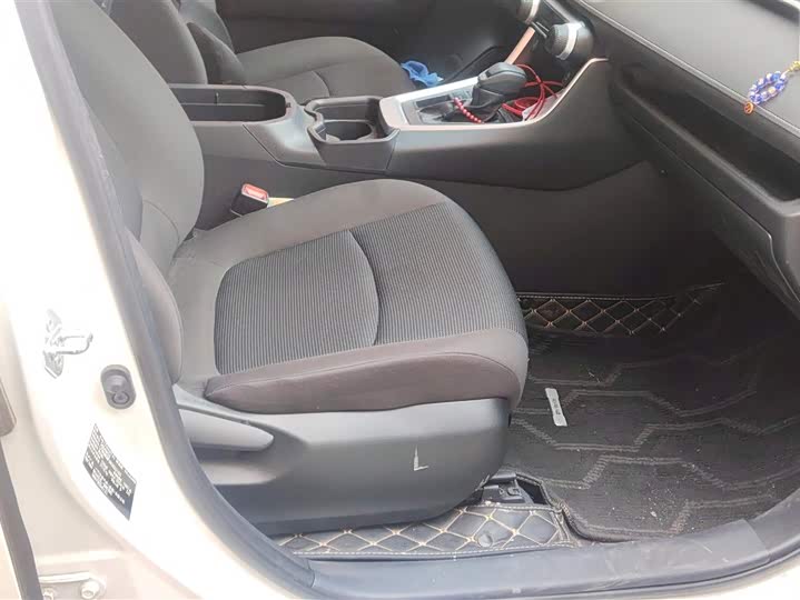 Фото 8 - Toyota RAV4